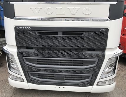 Truckstyling.eu - Deep visor for Volvo FH5 and spotlights on