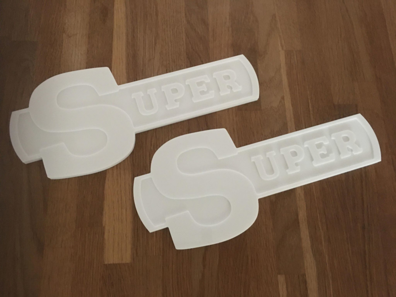 S U P E R Logo (vol kunstof)