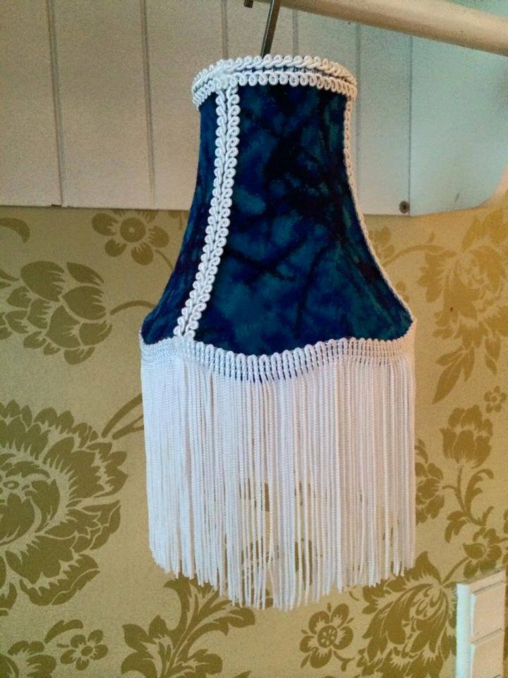 Lampenkap met verlichting blauwe deense pluche en witte franjes